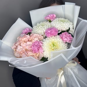 Букет «Нежный сборный микс» из гвоздик и гортензий