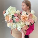 Коробка с цветами «Нежная композиция в персиковых тонах» из гвоздик и роз