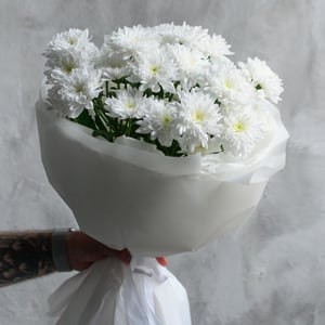 Нежный букет из светлых хризантем