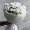 Нежный букет из светлых хризантем