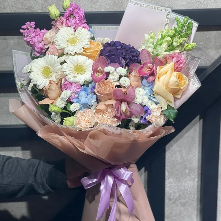 Букет «Сказка» из роз и экзотических цветов