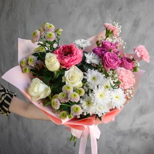 Роскошный авторский букет нежный из гвоздик и роз