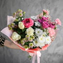 Роскошный авторский букет нежный из гвоздик и роз