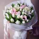 Букет «Нежность утра» из тюльпанов и экзотических цветов