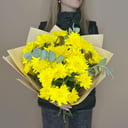 Букет из желтых хризантем с эвкалиптом