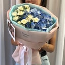 Букет «Лазурь» из роз и гортензий