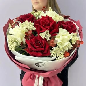 красно белый букет из 7 роз