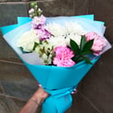 Букет «Летнее настроение» из роз и пионов