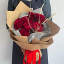 Букет красных роз в крафте