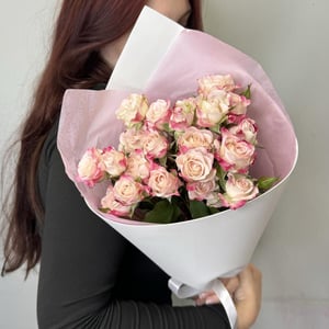 Нежный букет комплимент из кустовых роз