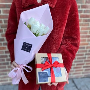 Подарочный набор «Комбо из тюльпанов и клубники»