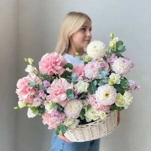 Стильная цветочная корзина из эустом и роз