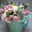 Шляпная коробка с цветами «Мятный поцелуй» из роз и эустом