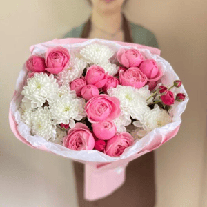 Букет из хризантемы и кустовой розы