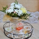 Подарочный набор «Цветы в бокале и свечи» из хризантем и гвоздик