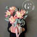 Коробка с цветами «Букет Нежные объятия» из роз