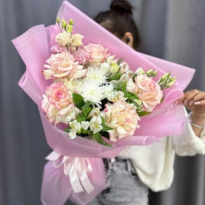 Букет «Нежная легкость» из роз и эустом