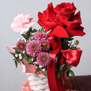 Нежные чувства корзина с цветам из роз и гвоздик