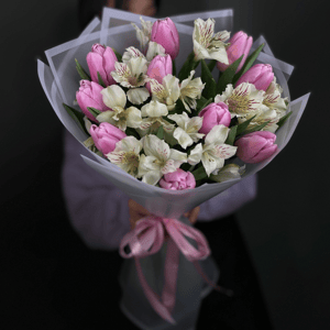 Букет «Пробуждение» из тюльпанов и альстромерий