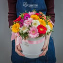 Букет из 25 гербер микс в шляпной коробке