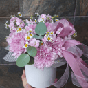 Шляпная коробка с цветами «Коробка с маттиолой и хризантемой»