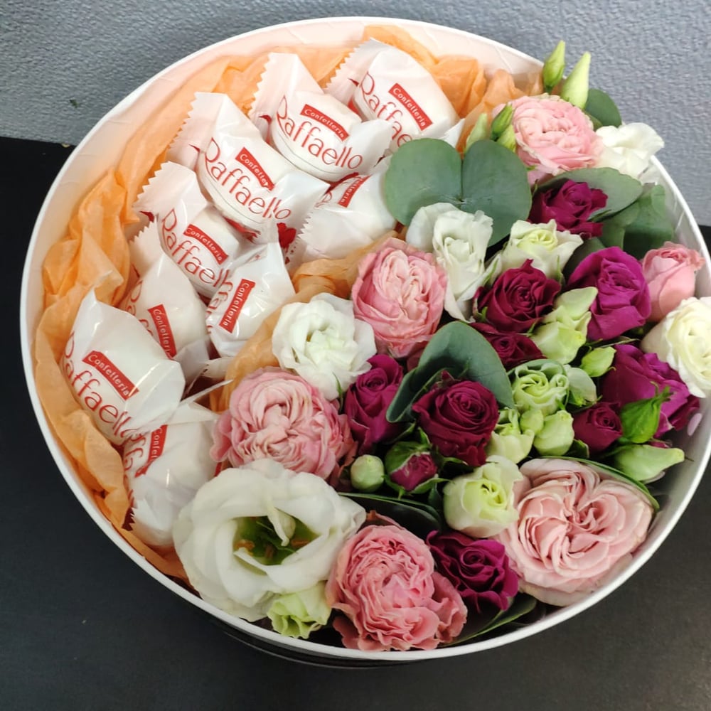 Подарочный набор «Цветочная коробка с Раффаэлло»