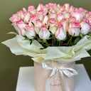 35 розово-белых роз в шляпной коробке