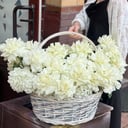 Корзина с цветами «Белоснежный» из гвоздик и гортензий