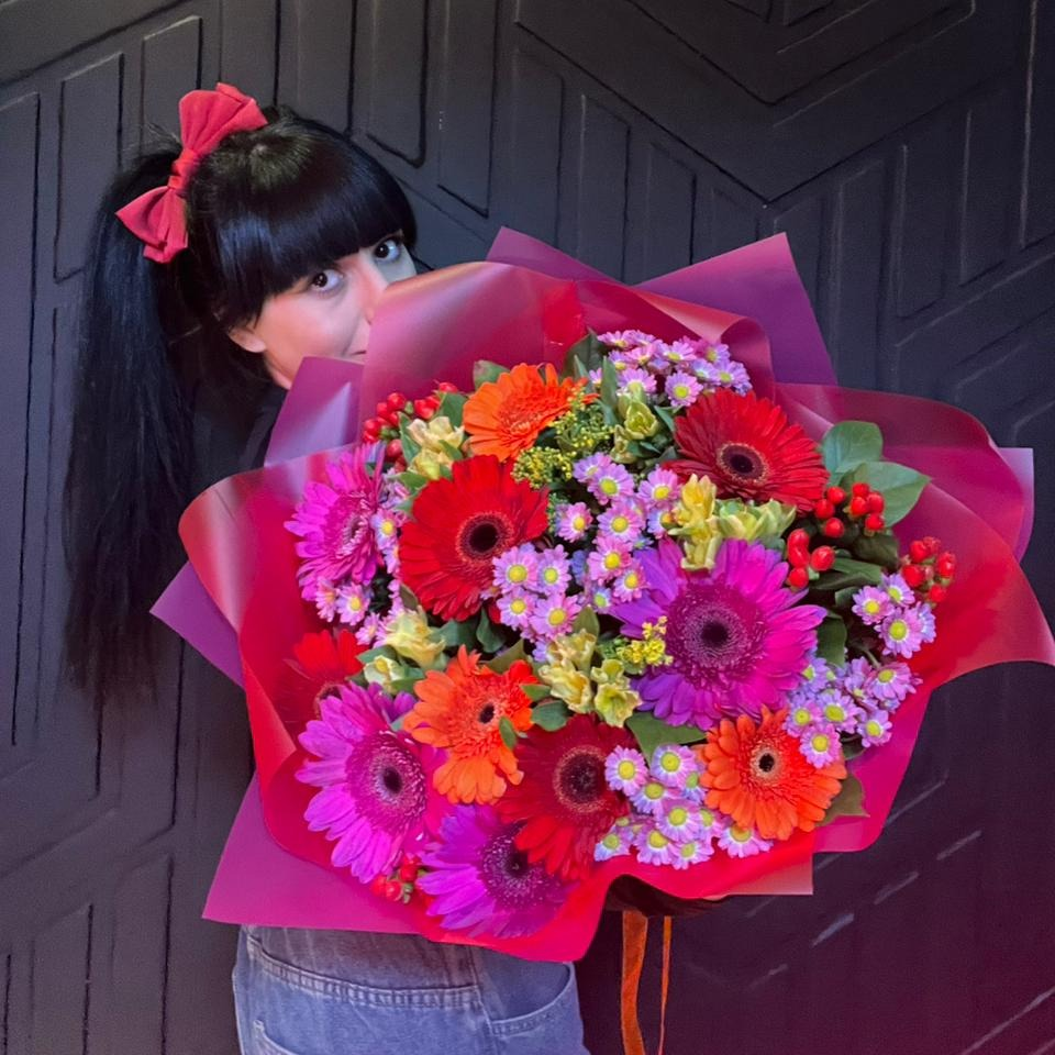 Букет «Карнавал красок» из гербер и хризантем