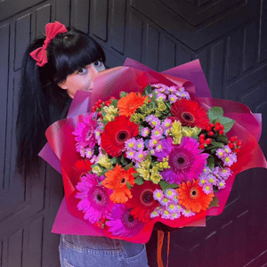 Букет «Карнавал красок» из гербер и хризантем