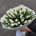 Букет из белых тюльпанов 51 шт, высота 4 из пионов