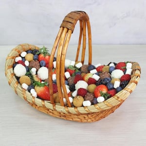 Ягодная корзина с клубникой и конфетами