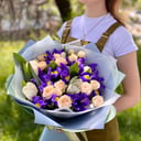 Букет «Весенняя капель» из ирисов и роз