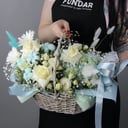 Корзина с цветами мятная из роз и гипсофил