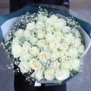 Букет из белых роз и гипсофилов