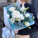 Букет «Ванильное небо» из тюльпанов и эустом