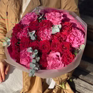 Ярких торжественный букет из роз