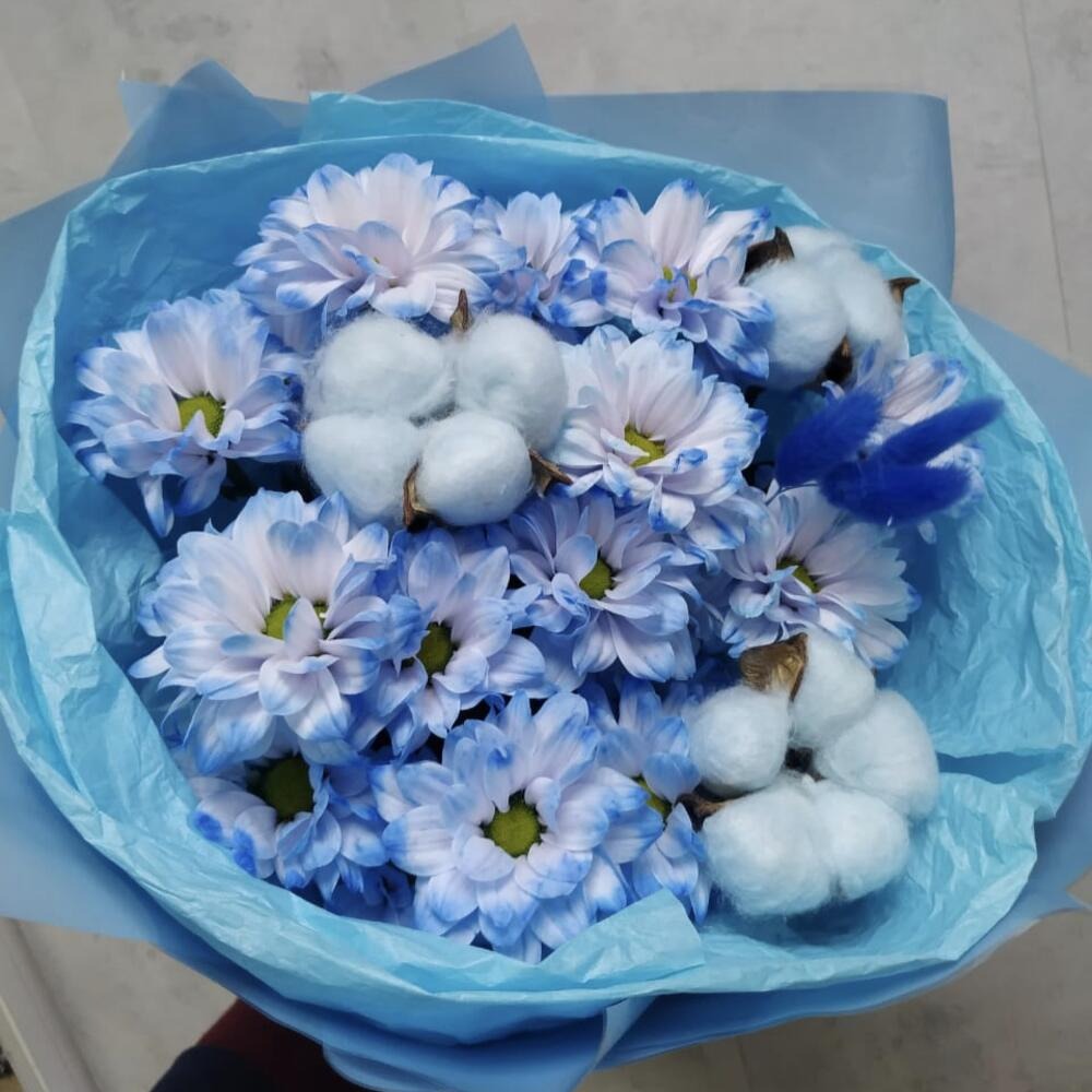 Букет из синих кустовых хризантем