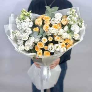 Букет «Лунный цветок» из роз и эустом