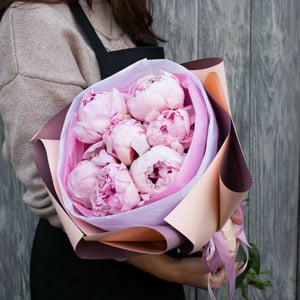 Букет из розовых пионов