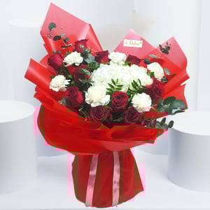 Букет "Страстная любовь" из роз и гвоздик