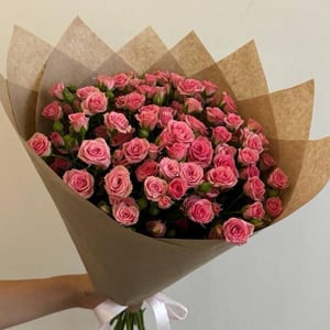 Букет из 15 нежно-розовых кустовых роз