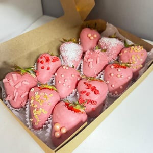 12 розовых клубник в шоколаде