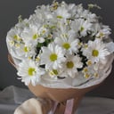 Букет ромашек из хризантем и ромашек