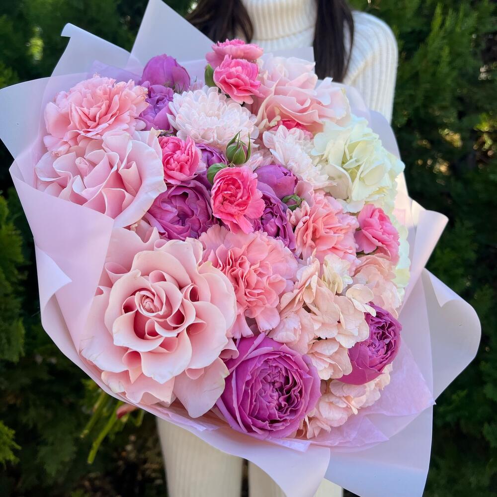 Большой яркий букет из гортензий и хризантем