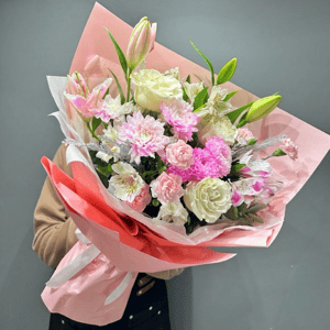 Букет из лилий, кустовой хризантемы и роз