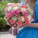 Букет «Лучезарный рассвет» из гвоздик и альстромерий