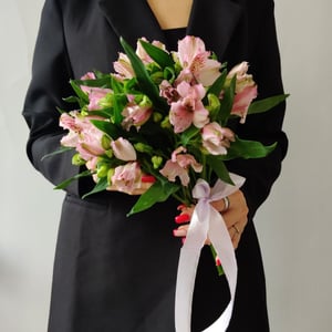 Букет невесты из лавандовой альстромерии