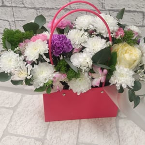 Коробка с цветами «Малиновые ночи» из хризантем и альстромерий