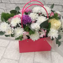 Коробка с цветами «Малиновые ночи» из хризантем и альстромерий